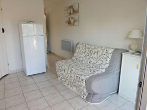 マルセイヤンにあるAppartement Marseillan-Plage, 2 pièces, 4 personnes - FR-1-387-45のリビングルーム(ソファ、冷蔵庫付)