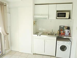 マルセイヤンにあるAppartement Marseillan-Plage, 2 pièces, 4 personnes - FR-1-387-45の白いキッチン(シンク、電子レンジ付)