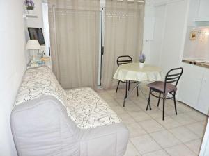 マルセイヤンにあるAppartement Marseillan-Plage, 2 pièces, 4 personnes - FR-1-387-45のリビングルーム(白いソファ、テーブル付)