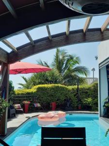 Bazén v ubytování CHAMBRE CHEZ L HABITANT PISCINE VUE MER SDB et TERRASSE PRIVEE nebo v jeho okolí