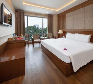 Postel nebo postele na pokoji v ubytování Eden Star Saigon Hotel