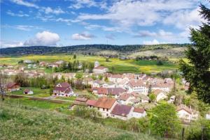 Une petite ville dans les collines avec des maisons dans l'établissement La maison d'Elodie, à Foncine-le-Haut