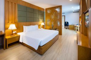 Postel nebo postele na pokoji v ubytování Eden Star Saigon Hotel