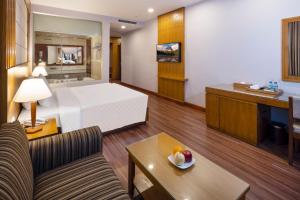 Postel nebo postele na pokoji v ubytování Eden Star Saigon Hotel