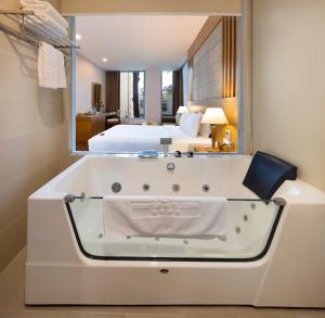 Postel nebo postele na pokoji v ubytování Eden Star Saigon Hotel