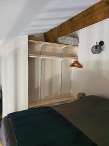 - une chambre avec un lit et un plafond avec des étagères dans l'établissement Pavillon proche plage ~ Hameau du Soleil, à Port-la-Nouvelle