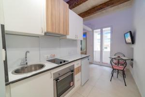 Una cocina o kitchenette en JBO- Joette's Bliss Oasis by Vallettastay 9 fotos más