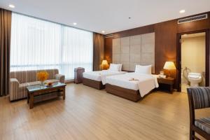 Postel nebo postele na pokoji v ubytování Eden Star Saigon Hotel