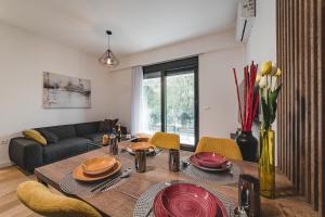una sala de estar con una mesa y un sofá en ZAFIRO SPA & RESIDENCE, en Budva