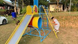 een jong kind dat speelt op een glijbaan in een speeltuin bij เขาเจ้าขา2 in Khao Kho
