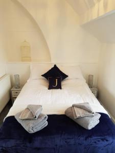 um quarto com uma cama com duas toalhas em The Cedars Hotel em Lincolnshire