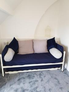 um sofá com almofadas num quarto em The Cedars Hotel em Lincolnshire