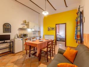 A kitchen or kitchenette at Sun Hill Apartments