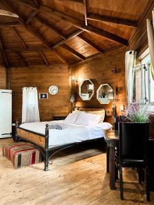 1 dormitorio con cama y techo de madera en Crimson View en Moshav Ramot
