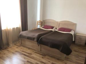 Rúm í herbergi á Inga Jafaridze Guesthouse Pele