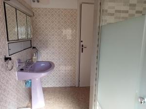 a bathroom with a sink and a mirror at Habitació B Cal Kim in Martorell