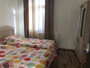 Rúm í herbergi á Inga Jafaridze Guesthouse Pele