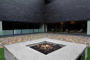 a fire pit in the middle of a building at Tokachigawa Moor Onsen Seijyakubow in Otofuke