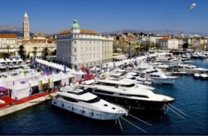 um grupo de barcos ancorados num porto em APARTMENT AMBER s podzemnom garažom em Split