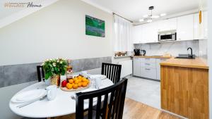Kuchnia lub aneks kuchenny w obiekcie Wonder Home - Apartamenty położone blisko deptaka, licznych restauracji i sklepów