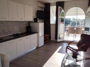 Kuchyňa alebo kuchynka v ubytovaní Apartment in Rovinj with Terrace, Air condition, WIFI, Washing machine (4686-3)