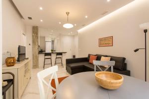 a living room with a couch and a table at Apartamento San Isidro Centro in Granada