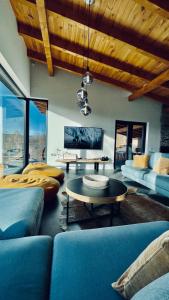 sala de estar con sofá azul y mesa en Mountain Lodge en Rîşnov