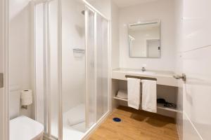 y baño con ducha, aseo y lavamanos. en Loft Matilde by Grupo Matilde en Las Palmas de Gran Canaria