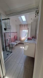 W łazience znajduje się prysznic, umywalka i toaleta. w obiekcie Casa Elsa w mieście Torri del Benaco