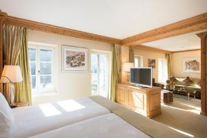 TV a/nebo společenská místnost v ubytování Hotel Seehof Davos