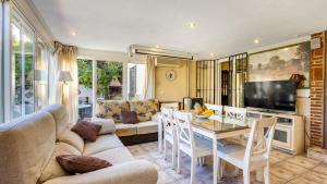 ein Wohnzimmer mit einem Sofa und einem Tisch in der Unterkunft Villa Albaida La Zubia by Ruralidays in Granada