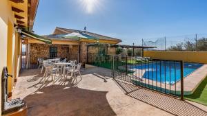 Bazén v ubytování Cortijo Barranco Hondo Íllora by Ruralidays nebo v jeho okolí