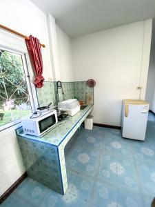 A kitchen or kitchenette at Karon House 15C