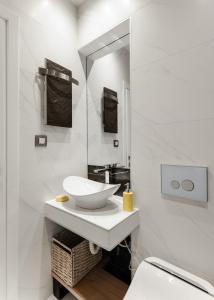 Et badeværelse på Square Elegant Suites
