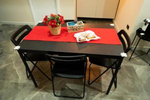 ナポリにあるLa maison de Marieの黒と赤のテーブル(椅子、花付)