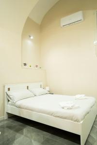 ナポリにあるLa maison de Marieの天井の白い部屋の白いベッド
