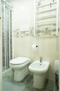 ナポリにあるLa maison de Marieの白いバスルーム(トイレ、シンク付)
