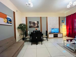 A television and/or entertainment centre at SKY NEST HOLIDAY HOMES 1 bedroom Apartment dubai marina 2903