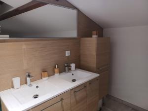 Kúpeľňa v ubytovaní La Grange 3 étoiles - Maison d'hôte à 10 min des plages + 24 fotografií