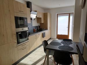 Kuchyň nebo kuchyňský kout v ubytování La Grange 3 étoiles - Maison d'hôte à 10 min des plages