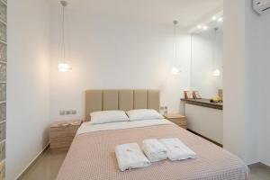 テッサロニキにあるAce Location | Luxury Buildingのベッドルーム1室(ベッド1台、タオル2枚付)