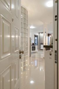 テッサロニキにあるAce Location | Luxury Buildingの白い床のキッチンへとつながる白いドア