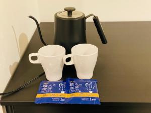 a coffee maker and two cups on a table at FLOWER TERRACE Higashi Shinjuku in Tokyo