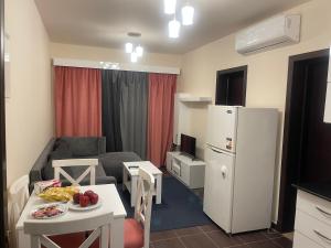 een kleine keuken en een woonkamer met een witte koelkast bij Apartment in Porto sharm in Sharm El Sheikh