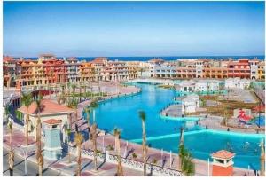 ariaal uitzicht op een resort met een groot zwembad bij Apartment in Porto sharm in Sharm El Sheikh