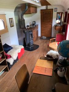 Typically Swiss Hotel Ermitage的厨房或小厨房