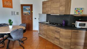 una pequeña cocina con mesa y microondas en Porto Antigo 2 BeachFront en Santa Maria