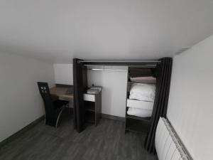 Mały pokój z biurkiem i łóżkiem piętrowym w obiekcie Charmante petite maison w mieście Cholet +4 zdjęcia