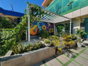 un jardín frente a un edificio con plantas en HOTEL DEO VOLENTE, en Sibsāgar