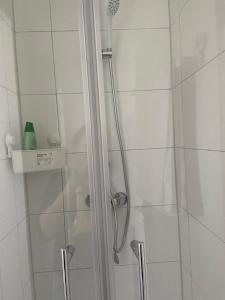 eine Dusche mit Glastür im Bad in der Unterkunft MarlFlats in Marl